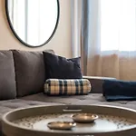 Lovelystay - Homey Feeling Flat W/ Free Parking Apartament