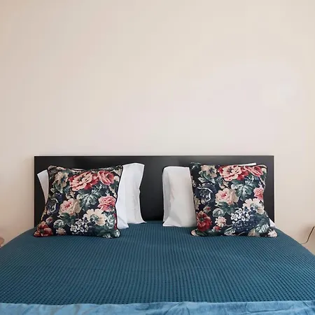 Lovelystay - Homey Feeling Flat W/ Free Parking *